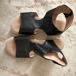 Johnston and Murphy Velcro Sandals Size 7